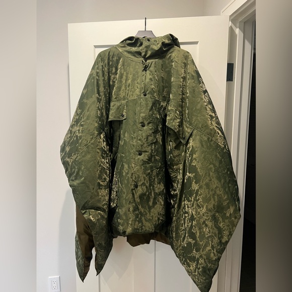 Fried Rice Poncho - exclusive from Complexcon - Picture 4 of 6